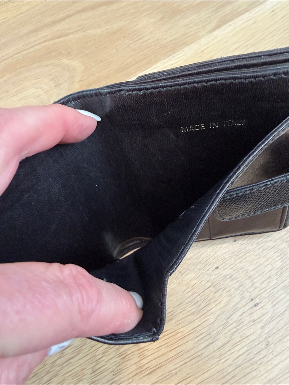 CHANEL Black Leather Bi-Fold Wallet with Gold CC Turnlock - Picture 4 of 7